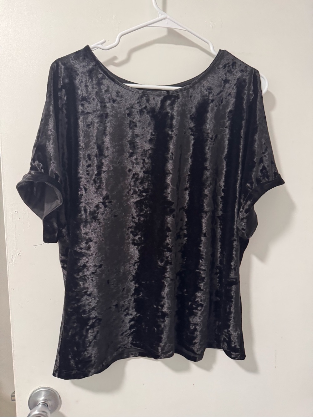 *Never Worn* W5 Black Crushed Velvet Short Sleeve Top